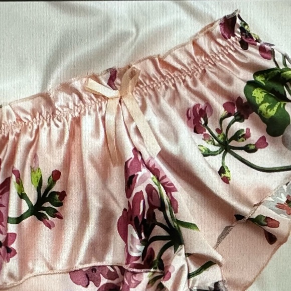 Lounge Wear - Picture 4 of 5